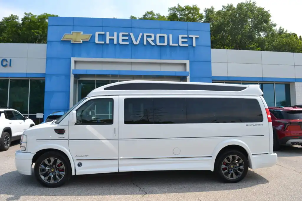 2024 Chevrolet Express 2500 Extended Work Van HD's photo