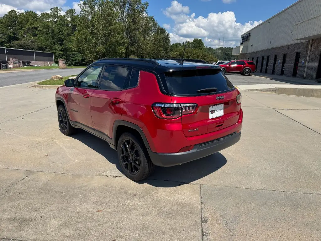 2024 Jeep Compass Latitude 4WD photo 3