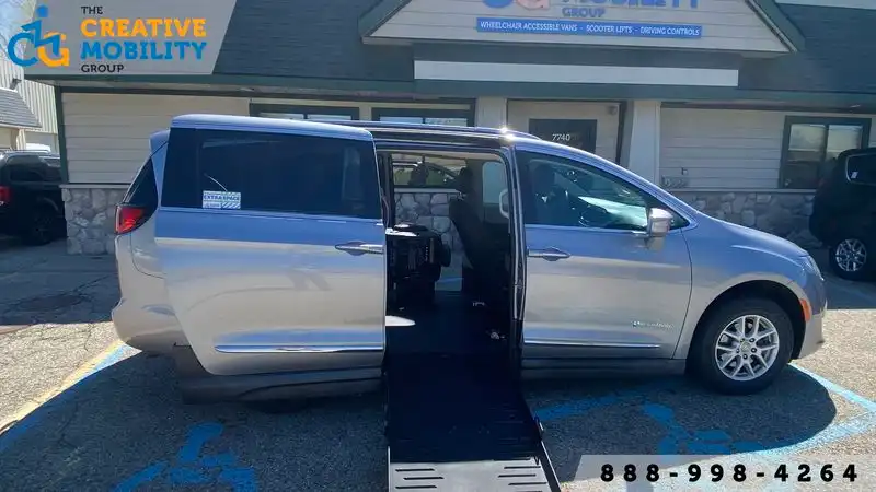 2020 Chrysler Pacifica Touring L's photo