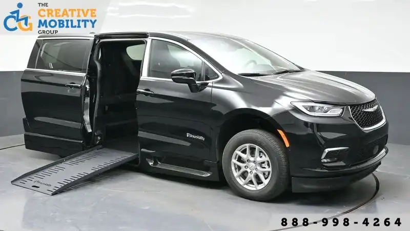 2026 Chrysler Pacifica Select's photo