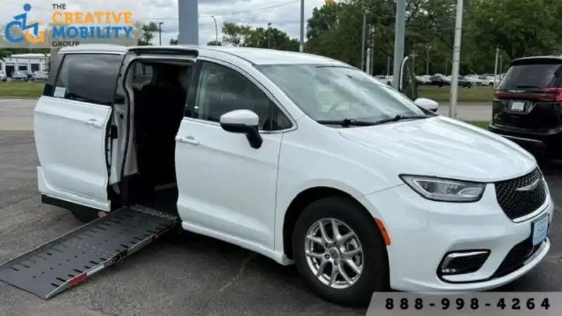 2024 Chrysler Pacifica Touring L's photo