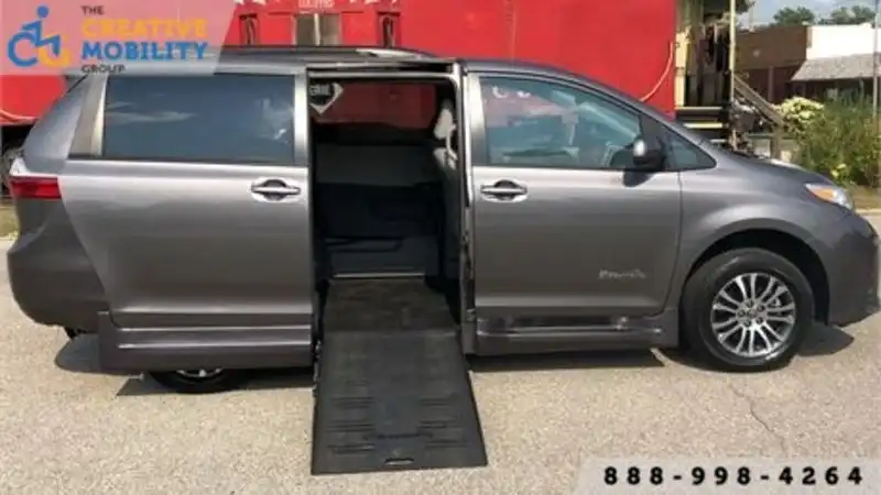 2018 Toyota Sienna XLE V6 8-Passenger's photo