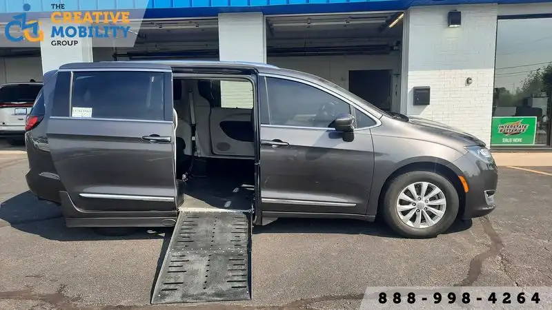 2018 Chrysler Pacifica Touring L's photo