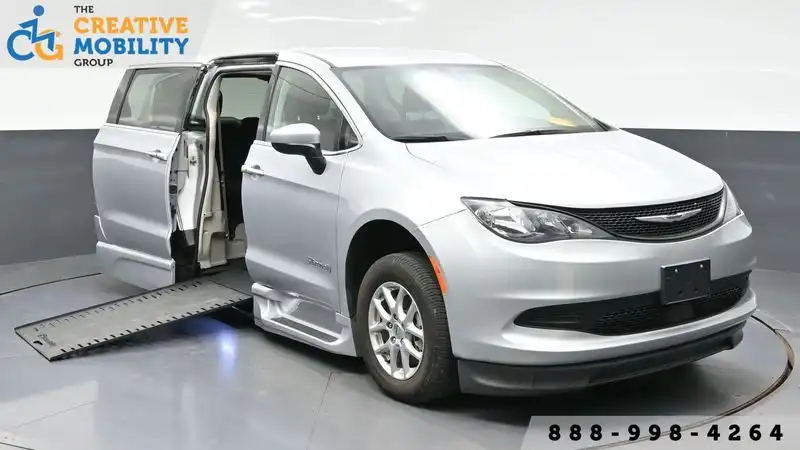 2022 Chrysler Voyager LX's photo