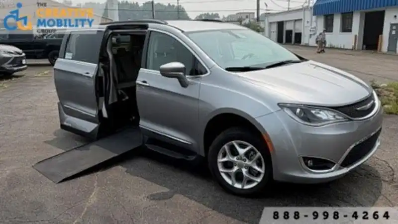 2017 Chrysler Pacifica Touring-L's photo