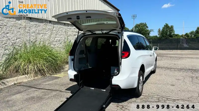 2022 Chrysler Pacifica Touring L's photo