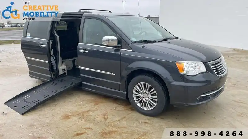 2014 Chrysler Town & Country Touring-L's photo