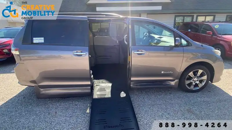 2014 Toyota Sienna SE V6 8-Passenger's photo