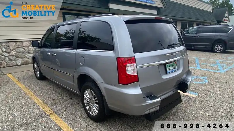2015 Chrysler Town & Country Touring-L's photo