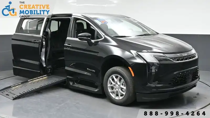 2027 Chrysler Pacifica Select's photo