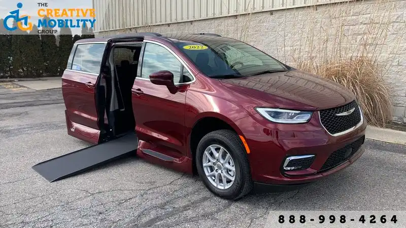 2023 Chrysler Pacifica Touring L's photo