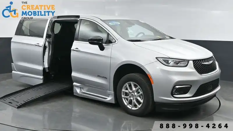 2024 Chrysler Pacifica Touring's photo