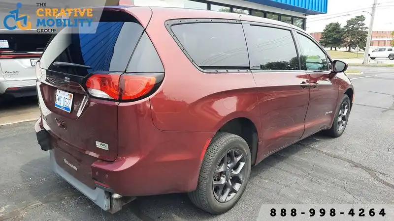 2020 Chrysler Pacifica Touring's photo