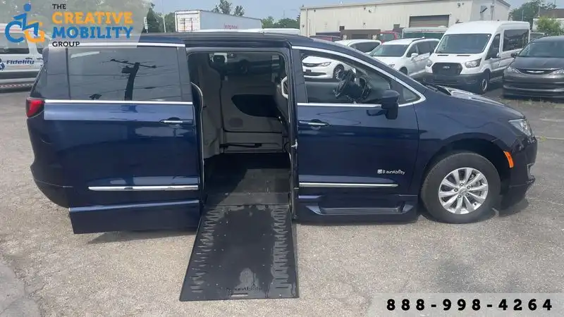 2017 Chrysler Pacifica Touring L's photo