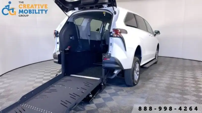 2026 Toyota Sienna LE 8-Passenger Hybrid FWD's photo