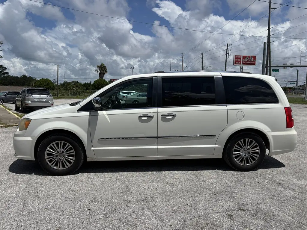 2011 Chrysler Town & Country Limited photo 5