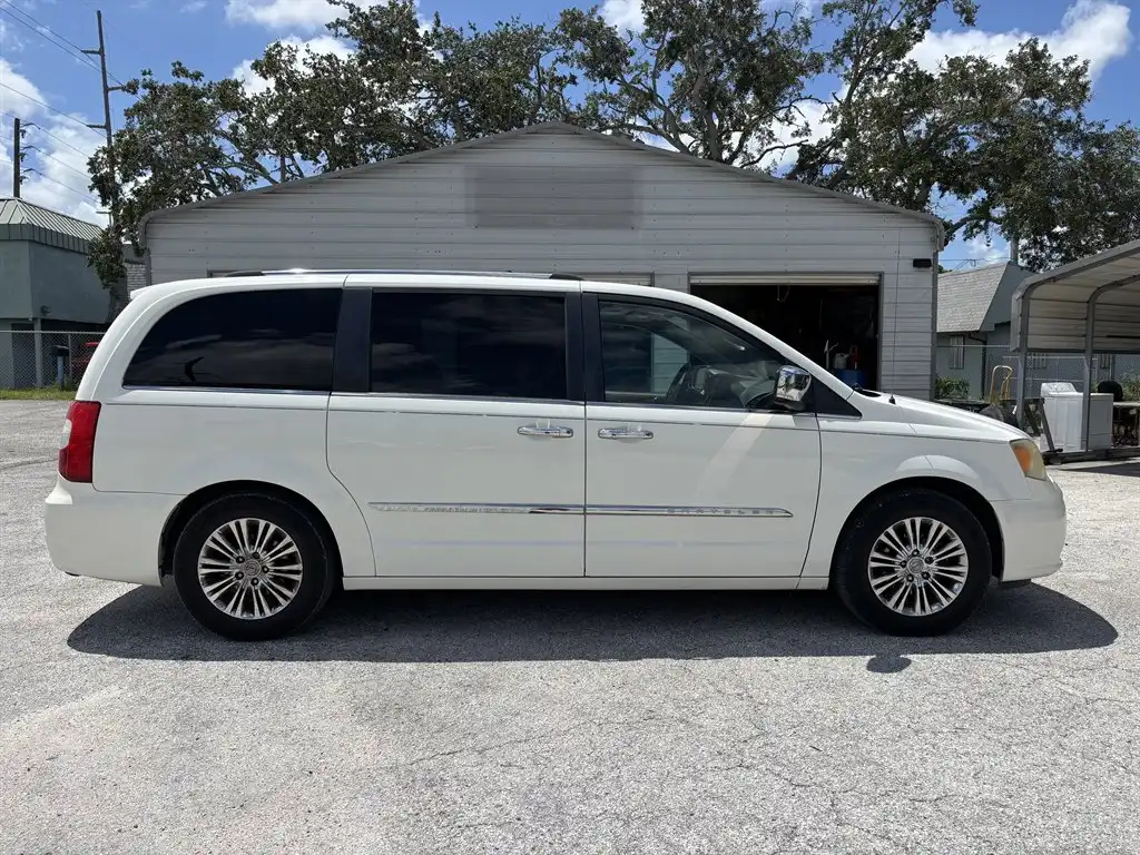 2011 Chrysler Town & Country Limited's photo
