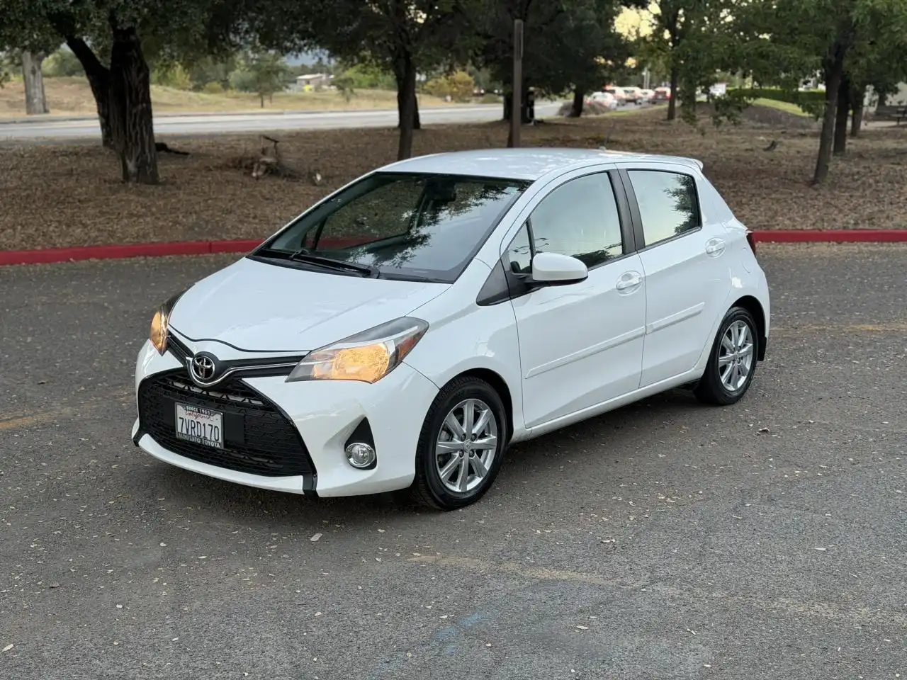 2016 Toyota Yaris LE 5-Door Liftback AT's photo