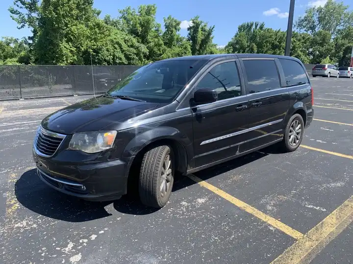 2015 Chrysler Town & Country S's photo