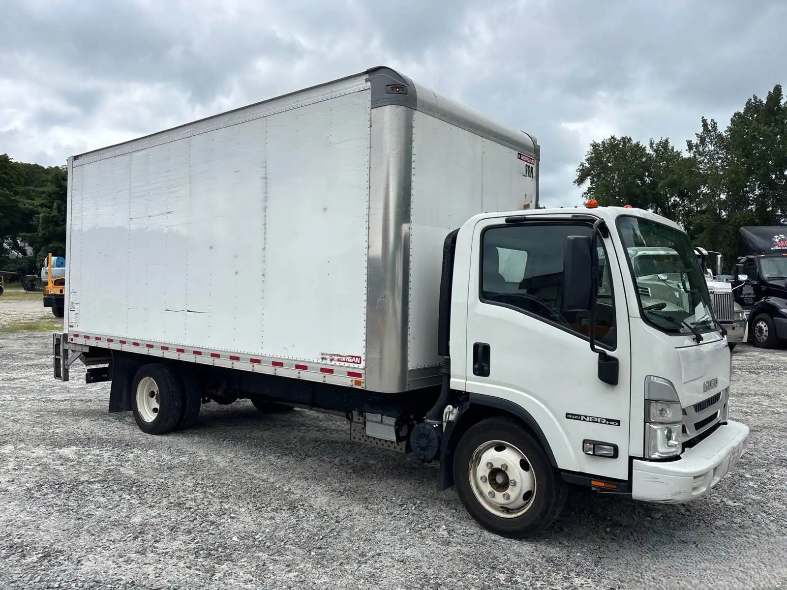 2024 Isuzu NPR-HD Auto HD 18 BOX TRUCK 6.6L GAS POWER 350HP 6-SPEED 1-OWNER CLEAN CARFAX FLEET MAINTAINED's photo