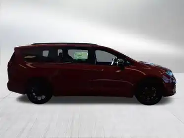 2026 Chrysler Pacifica Select's photo