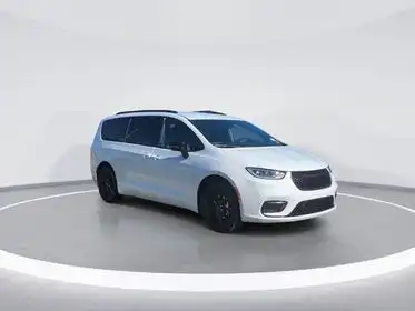 2026 Chrysler Pacifica Select's photo