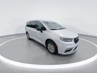 2026 Chrysler Pacifica Select's photo