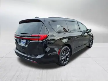 2026 Chrysler Pacifica Select photo 3