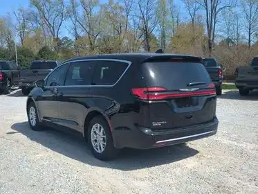 2026 Chrysler Pacifica Select's photo