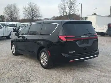 2026 Chrysler Pacifica Select's photo