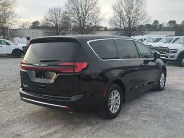 2026 Chrysler Pacifica Select photo 3