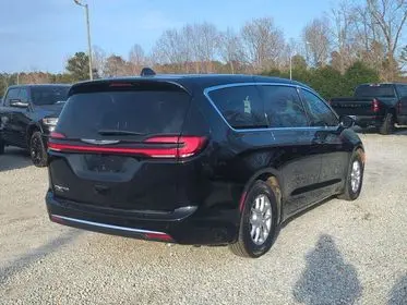 2026 Chrysler Pacifica Select photo 3