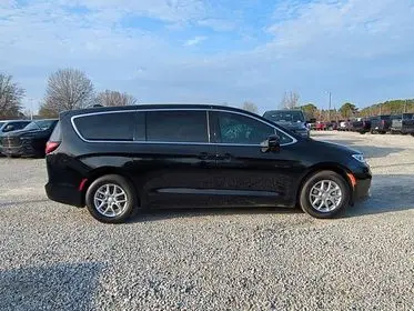 2026 Chrysler Pacifica Select photo 4
