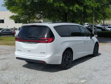 2026 Chrysler Pacifica Limited photo 4