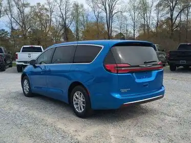 2026 Chrysler Pacifica Select's photo