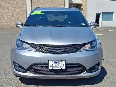 2020 Chrysler Pacifica Touring L's photo