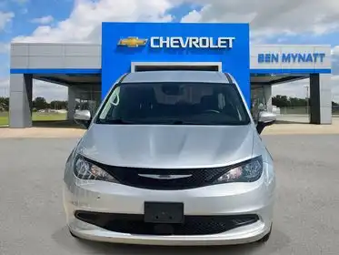 2023 Chrysler Voyager LX's photo