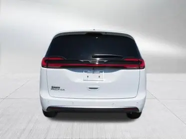2027 Chrysler Pacifica Select photo 3