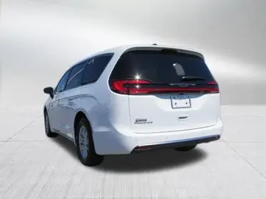 2027 Chrysler Pacifica Select photo 4
