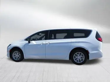 2027 Chrysler Pacifica Select photo 5
