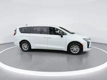 2027 Chrysler Pacifica Select's photo