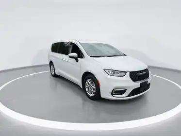 2023 Chrysler Pacifica Touring L's photo