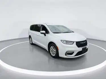 2023 Chrysler Pacifica Touring L's photo