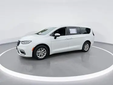 2023 Chrysler Pacifica Touring L photo 3