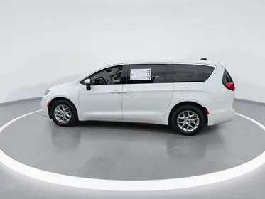 2023 Chrysler Pacifica Touring L photo 4