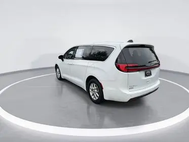 2023 Chrysler Pacifica Touring L photo 5