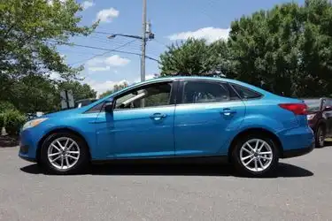 2017 Ford Focus Sedan SE's photo