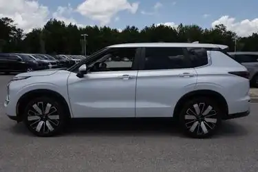 2025 Mitsubishi Outlander SE 2WD's photo