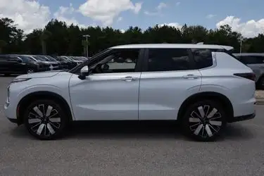 2025 Mitsubishi Outlander SE 2WD's photo