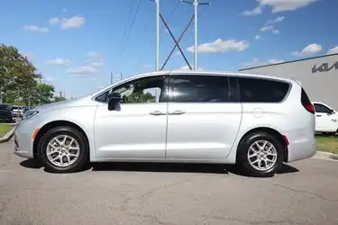 2024 Chrysler Pacifica Touring L's photo